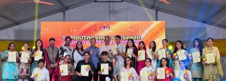 சீக்கிய வைசாக்கி புத்தாண்டு கலை விழாவில் 13  குர்ட்வாரா ஆலயங்களுக்கு மாநில அரசின் மானியம்- பாப்பா ராய்டு ஒப்படைப்பு