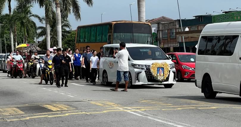 ஆலயத் தூண் சாய்ந்து மரணமுற்ற சீன மாணவிக்கு இடைநிலைப் பள்ளி மாணவர்கள் ஆசிரியர்கள் கண்ணீர் மழையில் இறுதி அஞ்சலியுடன் வழி அனுப்பினர்